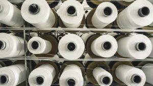 Grandes rolos de papel armazenados em ambiente industrial