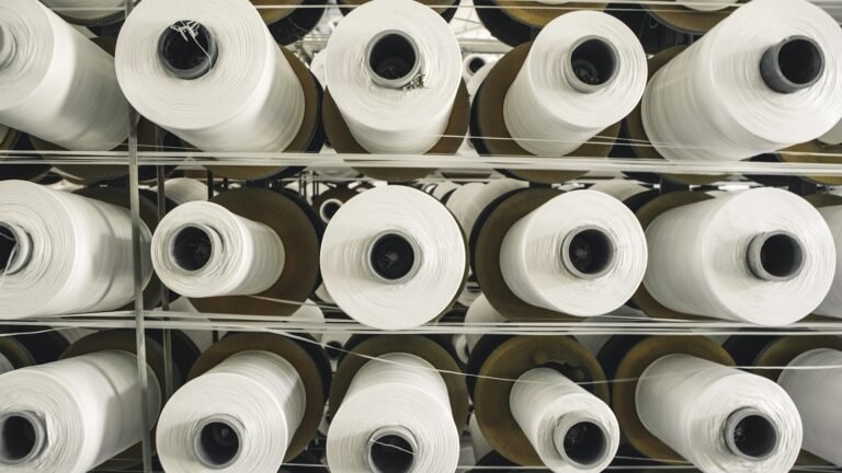 Grandes rolos de papel armazenados em ambiente industrial