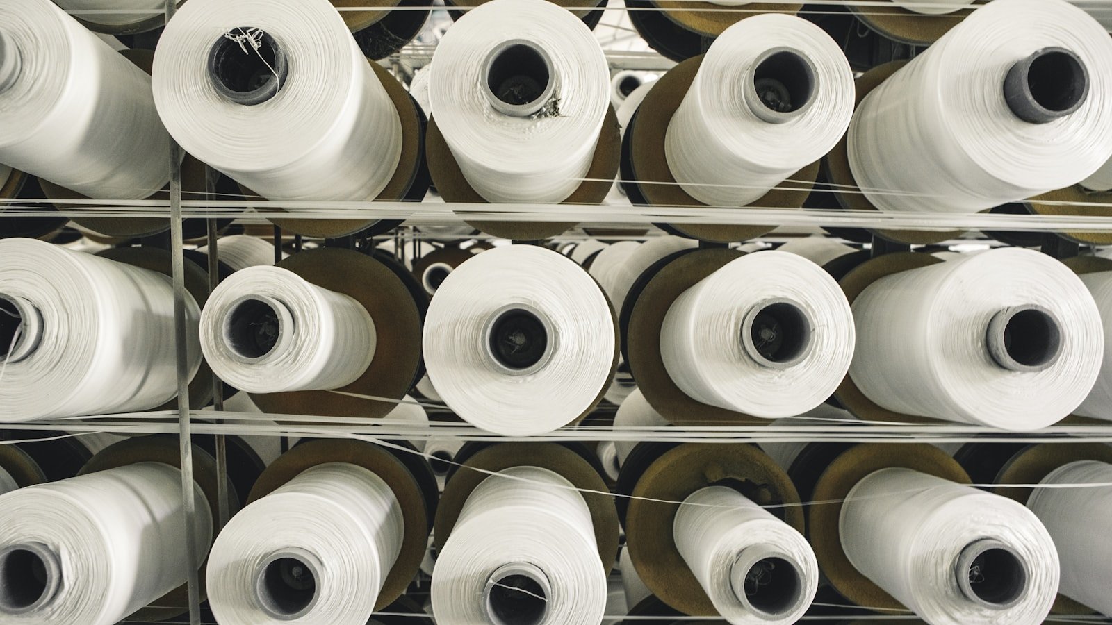 Grandes rolos de papel armazenados em ambiente industrial