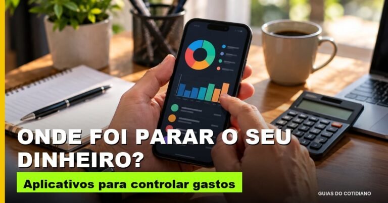 Mãos segurando um celular com aplicativo de controle de gastos sobre a mesa de trabalho