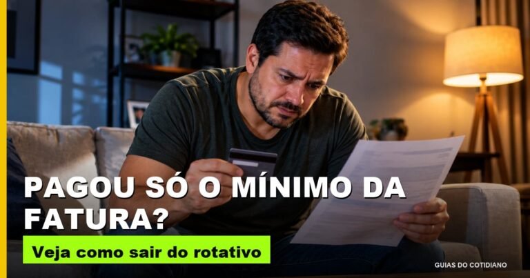 Homem preocupado segurando um cartão de crédito e uma fatura na sala de casa