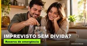 Casal sorrindo colocando moedas em um pote de vidro para a reserva de emergência
