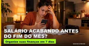 Mulher preocupada olhando o celular com contas e boletos espalhados na mesa da cozinha